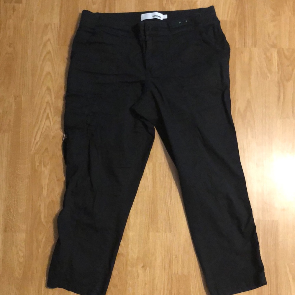 Sonoma black cargo Capri, side buckle, size 14